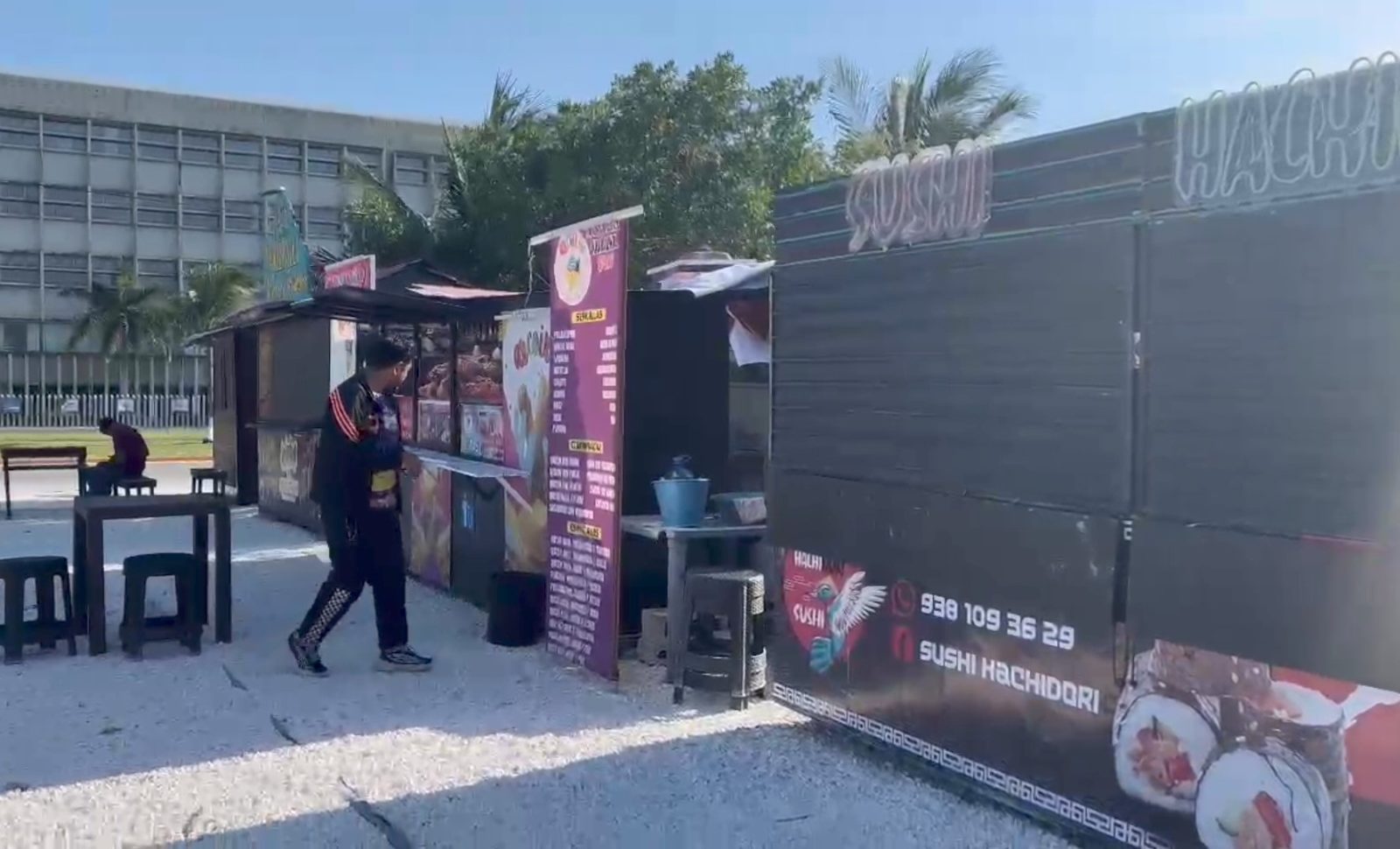 Ayuntamiento del Carmen realiza ordenamiento comercial en Punta Norte