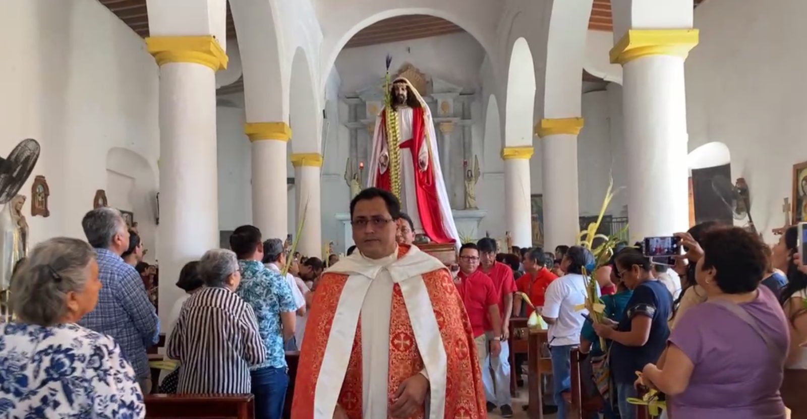 Católicos carmelitas participan en la procesión y liturgia del Domingo de Ramos