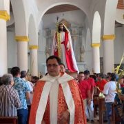 Católicos carmelitas participan en la procesión y liturgia del Domingo de Ramos