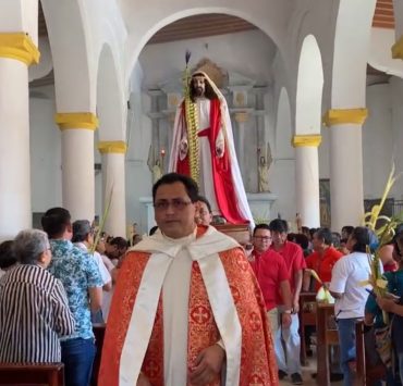 Católicos carmelitas participan en la procesión y liturgia del Domingo de Ramos