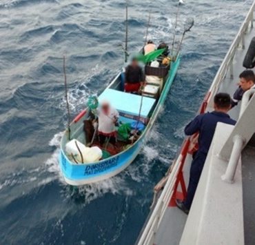 Personal de la SEMAR apoya a una embarcación que quedó sin propulsión