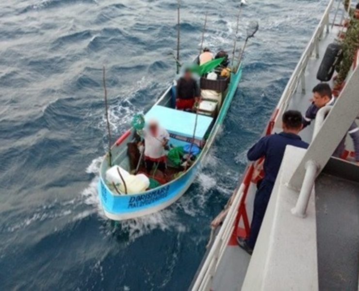 Personal de la SEMAR apoya a una embarcación que quedó sin propulsión