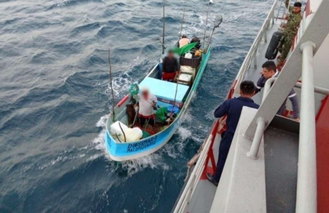 Personal de la SEMAR apoya a una embarcación que quedó sin propulsión