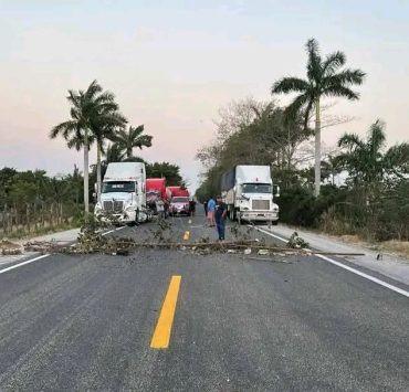 Atastacos liberan carretera que tenían bloqueada