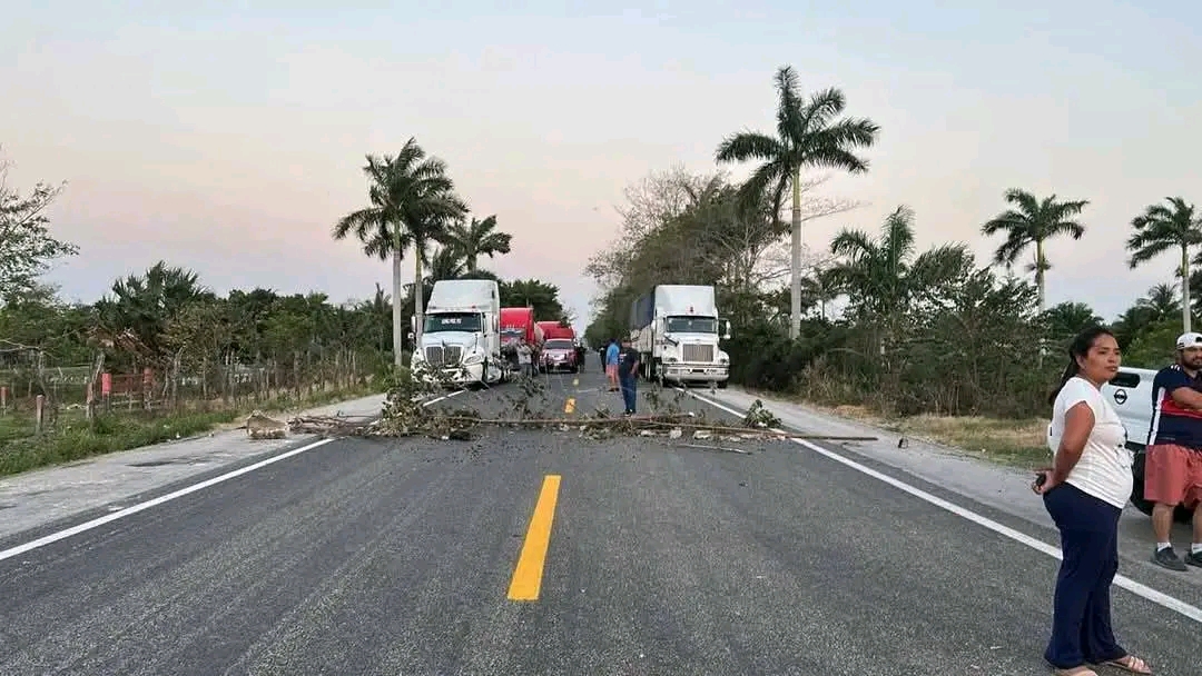 Atastacos liberan carretera que tenían bloqueada