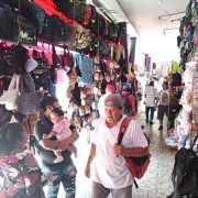 Locatarios con venta de artículos de playa se han visto favorecidos