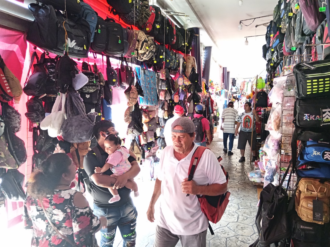 Locatarios con venta de artículos de playa se han visto favorecidos
