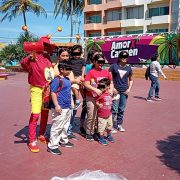 El Chapulín Colorado regaló juguetes a niñas y niños