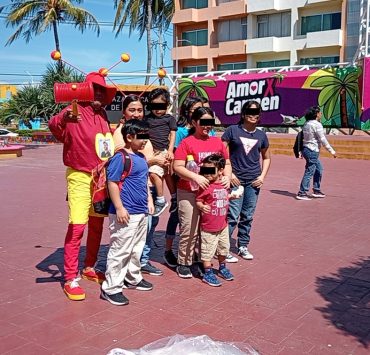 El Chapulín Colorado regaló juguetes a niñas y niños