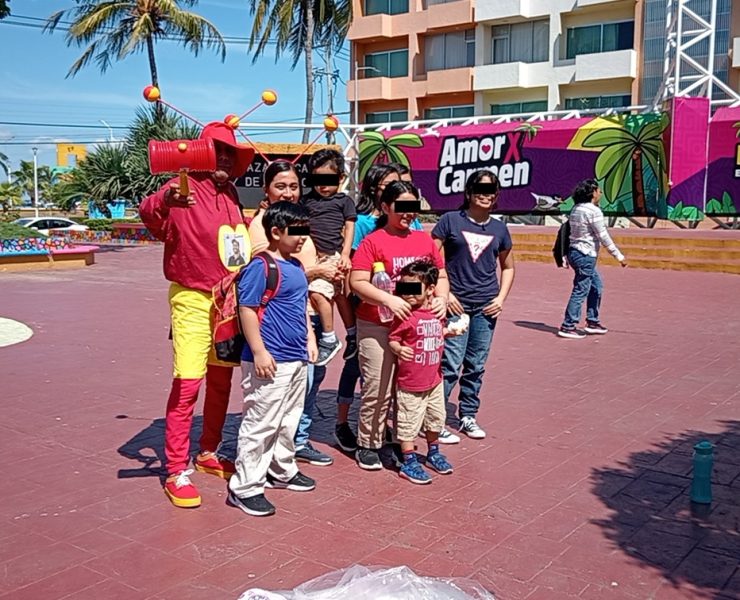 El Chapulín Colorado regaló juguetes a niñas y niños