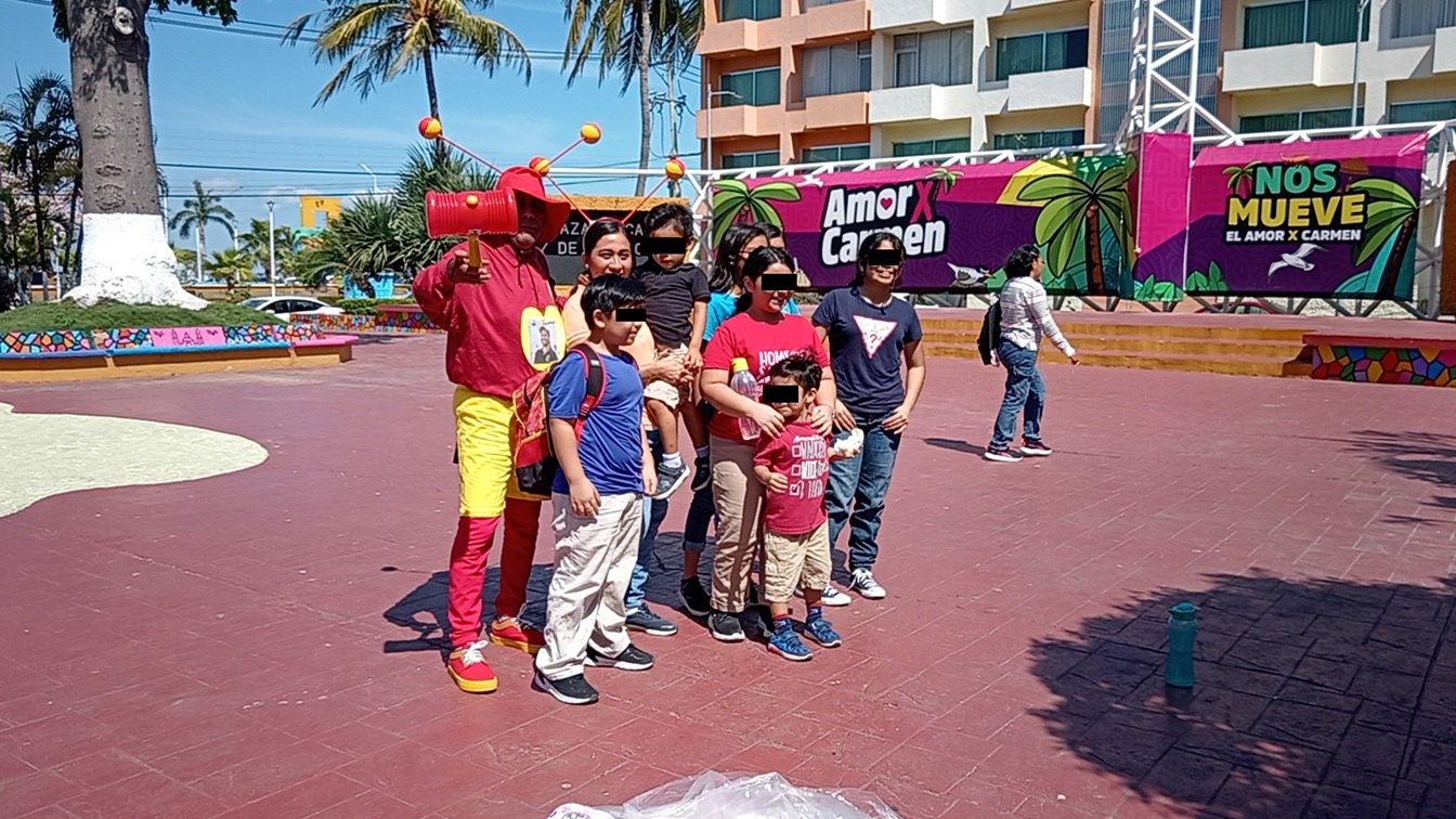 El Chapulín Colorado regaló juguetes a niñas y niños