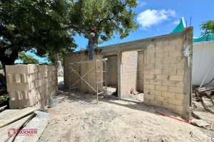 La ampliación de los nuevos baños incluye iluminación y lavamanos, ofreciendo instalaciones más dignas y funcionales.