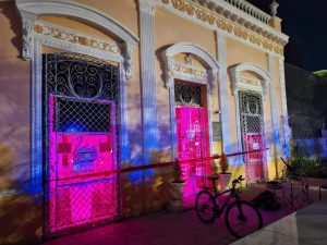 Restaurante ‘Piensa Rosa’ clausurado por autoridades municipales tras denuncias por ruido, manejo inadecuado de residuos y riesgo ecológico en Mérida.