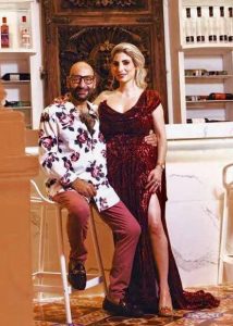 “Víctor Moisés Chamlati Portillo, presunto estafador reincidente, frente a la casona histórica de Paseo de Montejo donde operó el restaurante ‘Piensa Rosa’ sin permisos del INAH.”