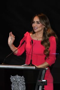 La alcaldesa Biby Rabelo durante su discurso en el Teatro de la Ciudad, donde rindió su primer informe ante un recinto abarrotado.
